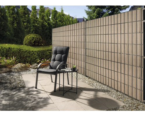 Gard din plastic pentru intimitate cu zonă de relaxare în grădină