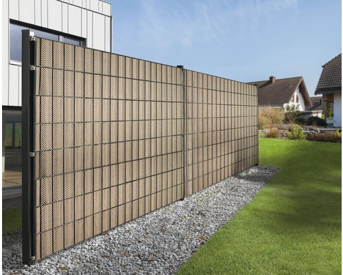 Gard din plastic pentru intimitate cu stâlpi metalici în grădină