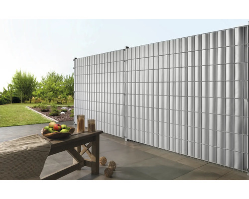 Scenă de grădină cu paravan de confidențialitate și bancă