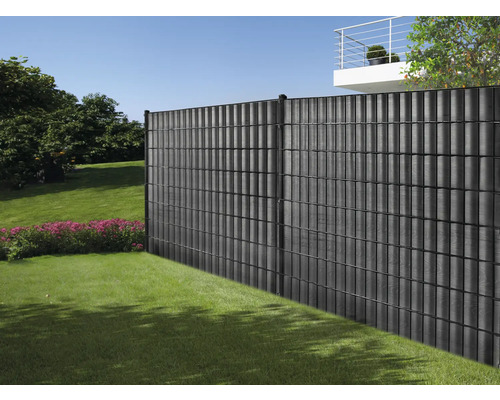 Gard de confidențialitate din plastic în grădină