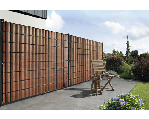 Scenă de grădină cu paravan de confidențialitate, scaun și măsuță laterală