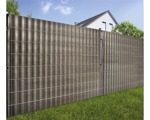 Gard din plasă sudată dublă cu fâșii de protecție a intimității în grădină