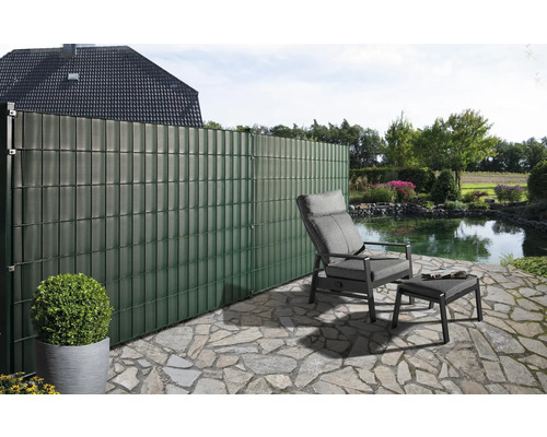 Grădină cu ecran de confidențialitate, scaun de grădină și iaz