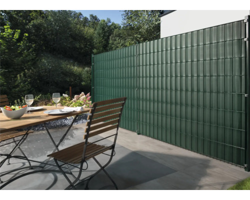 Grădină cu gard din plasă sudată dublă, masă de grădină și scaune pe terasă