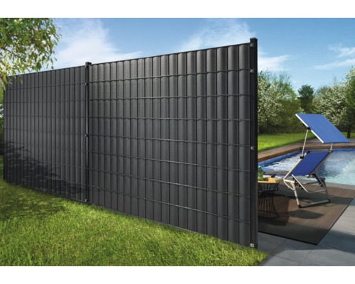 Grădină cu paravan de confidențialitate și piscină cu șezlong