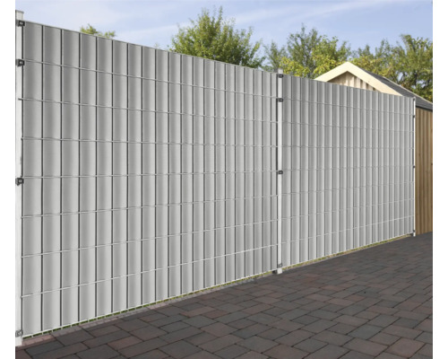 Gard de confidențialitate din metal și plastic în grădină