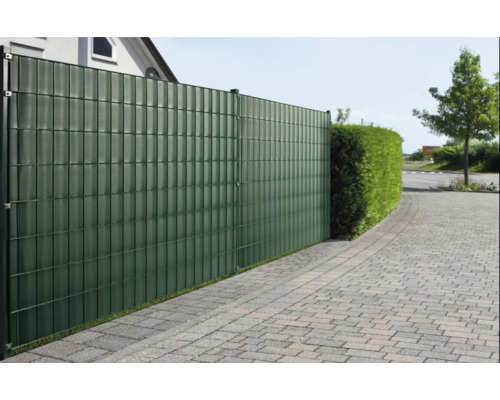 Gard din plasă sudată dublă ca delimitare a proprietății