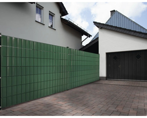 Gard de grădină din elemente de plastic în fața caselor