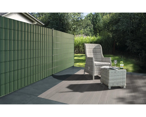 Grădină cu paravan de confidențialitate și zonă de relaxare pe terasă