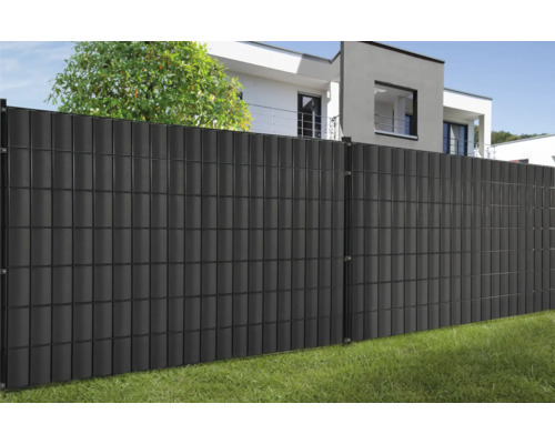 Gard din plastic pentru intimitate în grădină