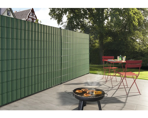 Grădină cu grătar, paravan de confidențialitate și zonă de relaxare