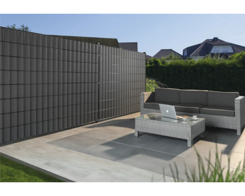 Scenă de grădină cu paravan de intimitate, mobilier de lounge și terasă