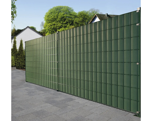 Gard de protecție vizuală din elemente de plastic cu cadru metalic