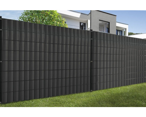 Gard de confidențialitate cu cadru metalic în grădină