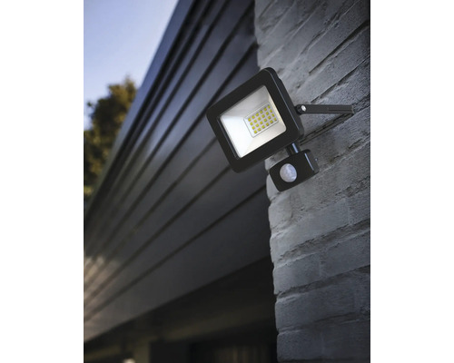 Reflector LED de exterior cu senzor de mișcare pe un perete al casei