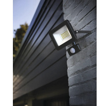 Reflector LED de exterior cu senzor de mișcare pe un perete