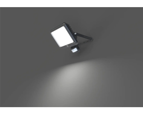 Reflector LED de exterior cu senzor de mișcare pe un perete