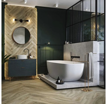 Baie modernă cu cadă independentă, lavoar și oglindă