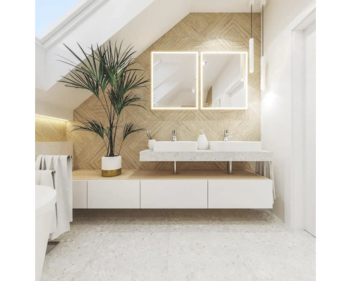 Baie luminoasă cu chiuvetă dublă, oglinzi iluminate și plantă de apartament