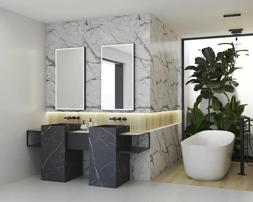 Baie modernă cu lavoar dublu, perete de marmură, oglinzi iluminate și cadă independentă