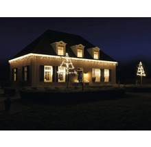 Casă cu iluminat exterior pe timp de noapte