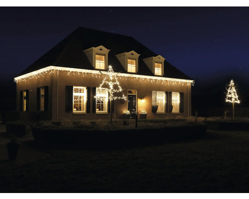 Casă cu iluminat exterior pe timp de noapte