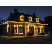 Casă cu lumini de Crăciun pe fațadă și ferestre