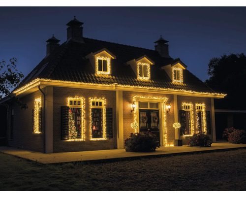 Casă cu lumini de Crăciun pe fațadă și ferestre