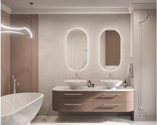 Baie modernă cu chiuvetă dublă, oglinzi iluminate și cadă pentru un ambient luminos și organizat.