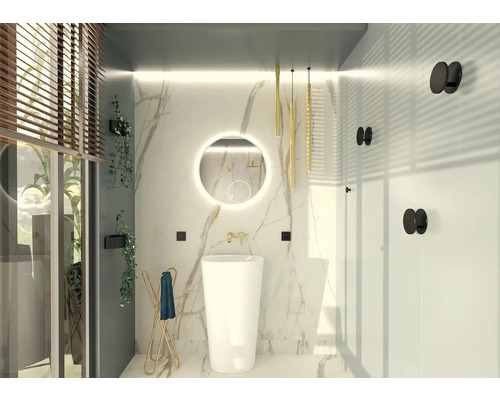 Baie modernă cu chiuvetă de sine stătătoare, oglindă și suport pentru prosoape