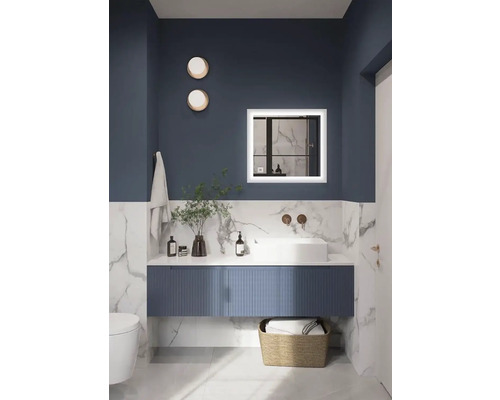 Baie modernă cu lavoar, oglindă cu iluminare, toaletă și decorațiuni