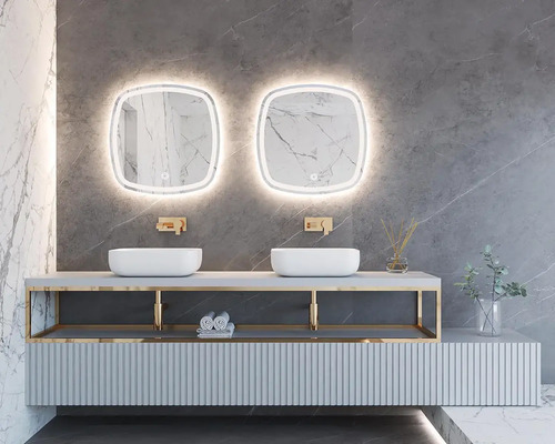 Baie cu două chiuvete, oglinzi iluminate și design modern