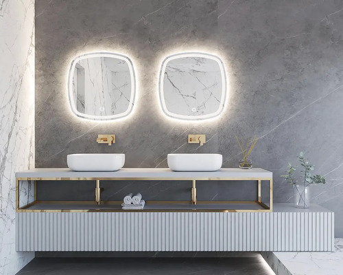 Baie modernă cu două chiuvete, oglinzi iluminate și dulap de lavoar