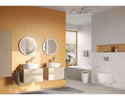 Baie cu chiuvete, oglinzi, cadă și toaletă într-un design luminos