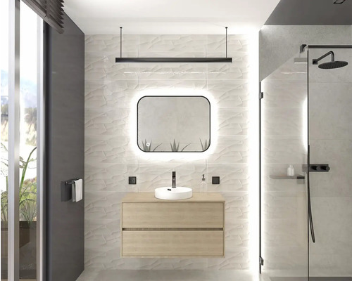 Baie modernă cu chiuvetă, oglindă, iluminat și duș