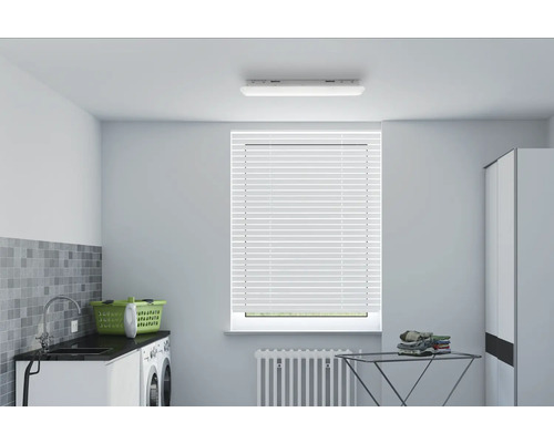 Spălătorie luminoasă cu mașină de spălat, chiuvetă, coș de rufe, uscător de rufe și jaluzele