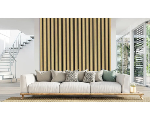 Cameră de zi cu panouri de perete, canapea și scară