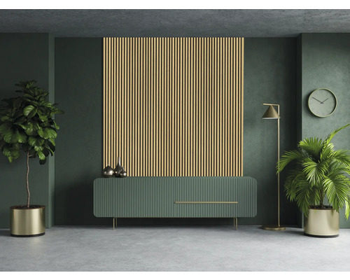 Cameră de zi cu panou acustic, bufet, lampadar, ceas și plante