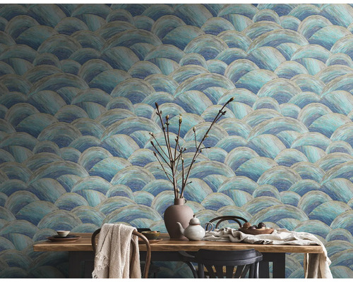 Sufragerie cu tapet model și masă din lemn