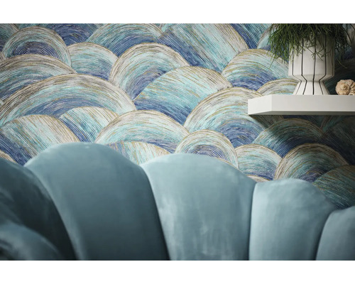 Scenă cu tapet cu model, raft și canapea