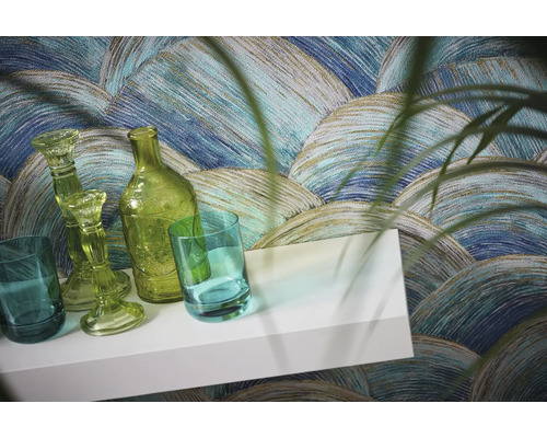 Tapet decorativ cu model valurit, combinat cu decorațiuni din sticlă pe un raft.