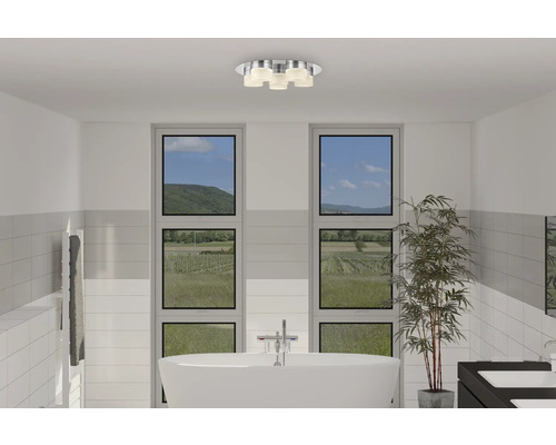 Baie modernă cu cadă independentă, ferestre și plafonieră