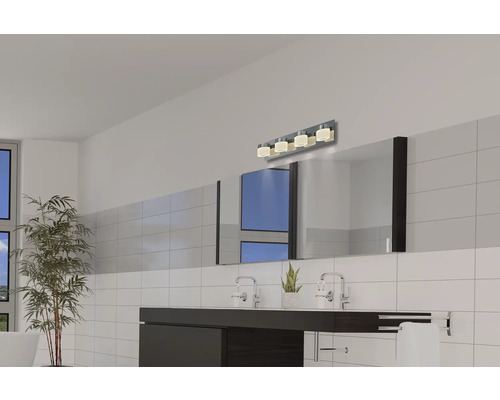 Baie cu lavoar, oglindă și lampă de perete