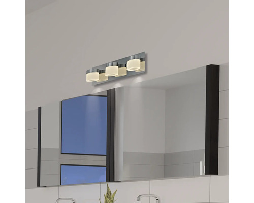 Baie cu dulap cu oglindă și veioză de perete