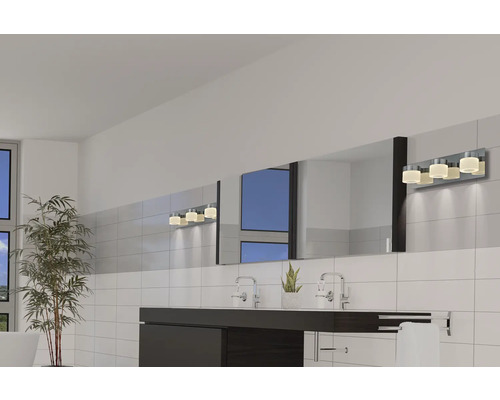 Baie luminoasă cu chiuvetă, oglindă mare și lampă de perete