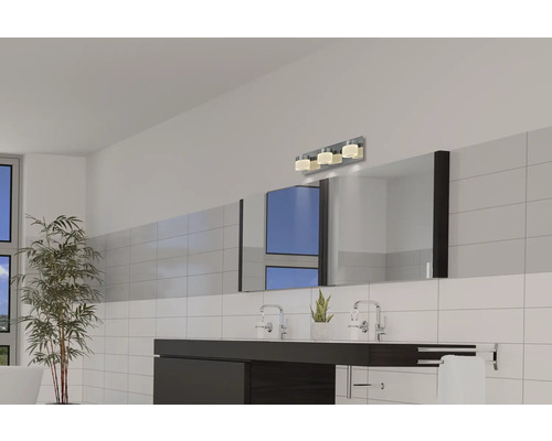 Baie modernă cu lavoar, oglindă și lampă de perete