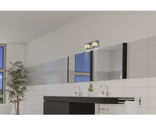 Baie cu lavoar, oglindă și lampă de perete