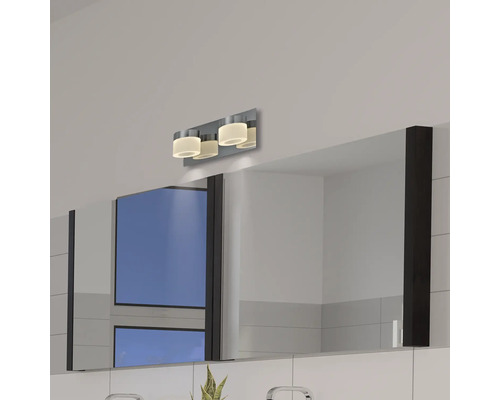 Baie cu dulap cu oglindă și lampă aplicată cu trei becuri