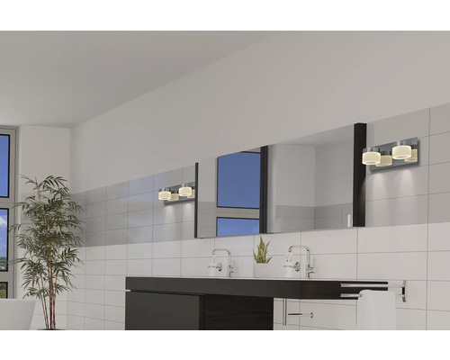 Baie luminoasă cu chiuvetă dublă, oglindă mare și aplice de perete