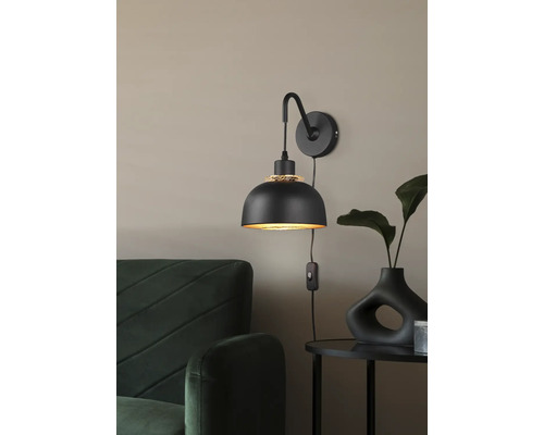 Lampa de perete cu întrerupător lângă fotoliu și masă